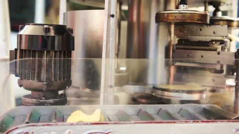 A mechanic machine making brigidini, a traditional italian anise sweet f Vídeo Stock 74140089