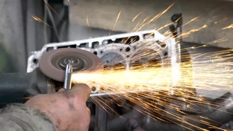 A mechanic makes a mandrel for an engine. Vidéo 289217336