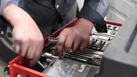 Mechanic man searching tools in toolbox in professional service center. Video stock 313815220