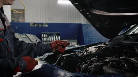 Mechanic man working at workshop. Vidéo 131739574