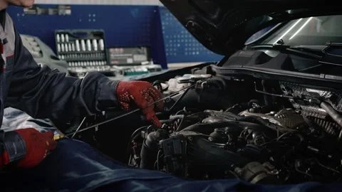 Mechanic man working at workshop. Video stock 131739578