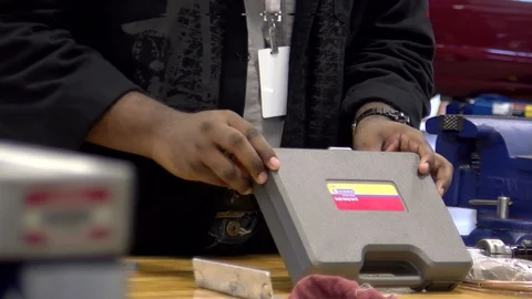 A Mechanic opening a toolbox filled with torque wrenches. 库存影片 93205265