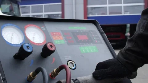 Mechanic operating automatically dashboard in car service center. Video stock 313815210