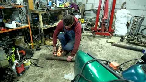 Mechanic performs cleaning work Stock-Footage 235725980