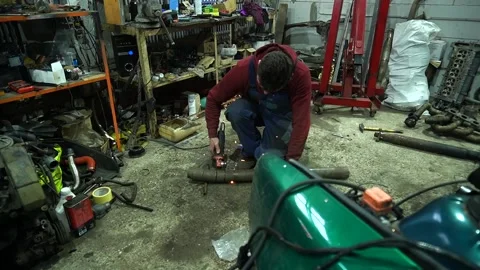 Mechanic performs cleaning work Video stock 235726004