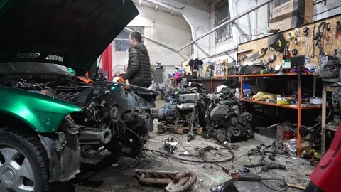 Mechanic performs cleaning work Vídeo Stock 235726026