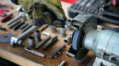 Mechanic polishing a screw 스톡 동영상 62798291