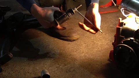 Mechanic pressing new silent blocks into the rear suspension 스톡 동영상 297687330