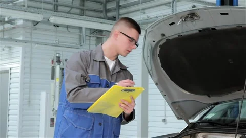 Mechanic records car problems at the car service 스톡 동영상 251113033