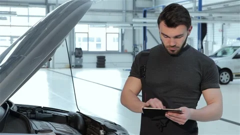 Mechanic records car problems to the tablet Stock Footage 251113239