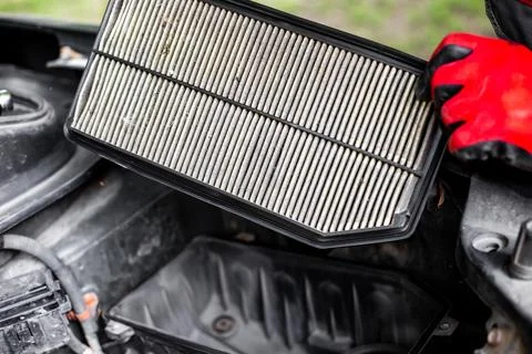The mechanic removed the internal combustion engine air filter from the hou.. Fotos de archivo