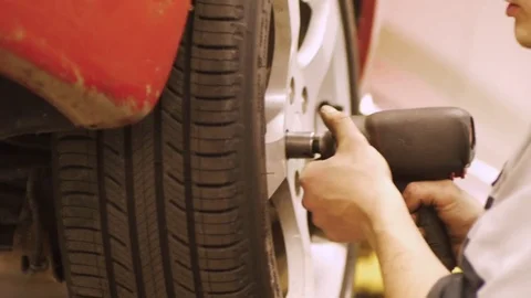 Mechanic Removing Bolts 動画素材 71304360