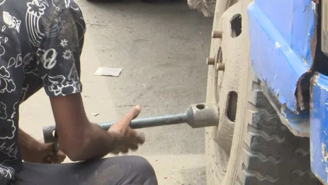 Mechanic Removing Car Screw Stockbeeldmateriaal 321465739