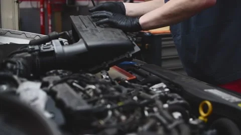 Mechanic removing old air filter from a car and inspecting it Video stock 132304029