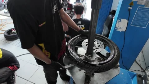 A mechanic is removing an outer tire using a machine Video stock 292817408