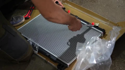Mechanic Removing Radiator Cap from Car Cooling System 스톡 동영상 345567927