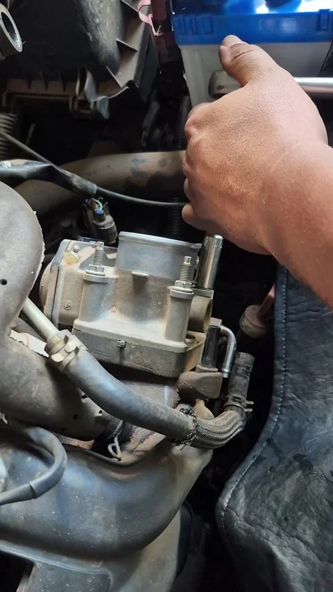 Mechanic Removing Throttle Body During Vehicle Maintenance Video stock 335602708