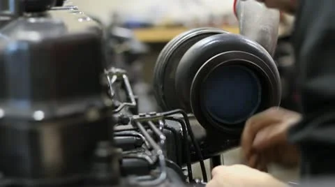 Mechanic removing turbo from semi engine Vídeos de archivo 10586387