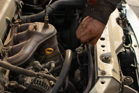 Mechanic repairs car engine, hand of master Foto stock