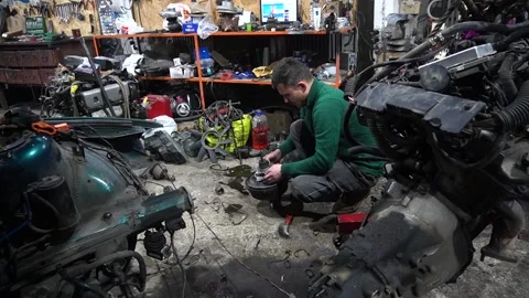 Mechanic repairs the vacuum 動画素材 235676769