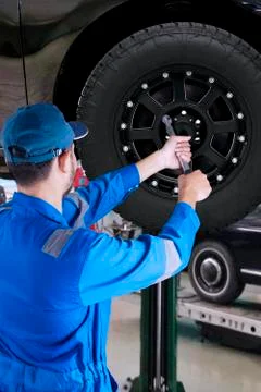 Mechanic replace new tire in workshop Foto stock