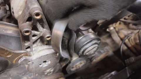 Mechanic replacing a car engine serpentine belt Video stock 326150384