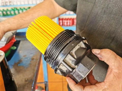 Mechanic is replacing the engine oil filter of a vehicle Foto stock