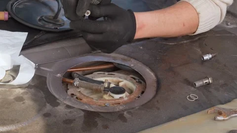 Mechanic replacing the fuel pump module 스톡 동영상 322645411