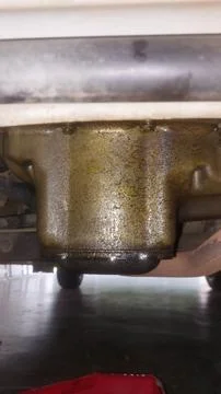 Mechanic Replacing O-Ring in Engine Oil Filter Adapter to Fix Leakage Foto stock