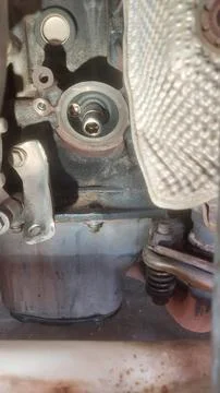 Mechanic Replacing O-Ring in Engine Oil Filter Adapter to Fix Leakage Foto stock