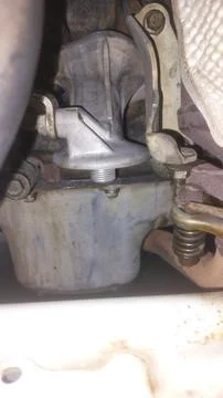 Mechanic Replacing O-Ring in Engine Oil Filter Adapter to Fix Leakage Foto stock