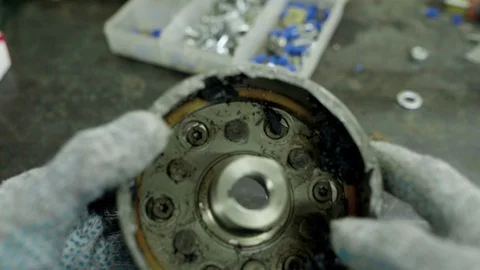 Mechanic rotating broken car ball bearings housing Vídeos de archivo 128921994
