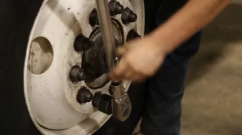 Mechanic securing lug nuts Vídeo Stock 10586405