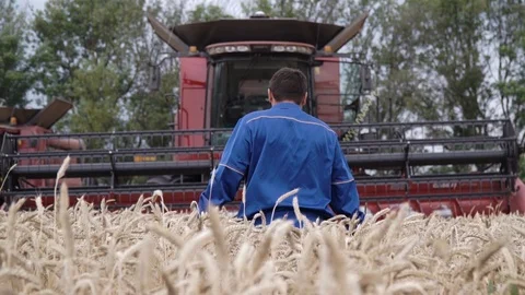 The mechanic is suitable for combine in slow motion Stockbeeldmateriaal 90001063