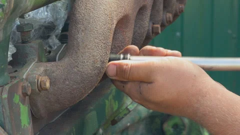 Mechanic tightening a rusty engine manifold bolt 스톡 동영상 339405699