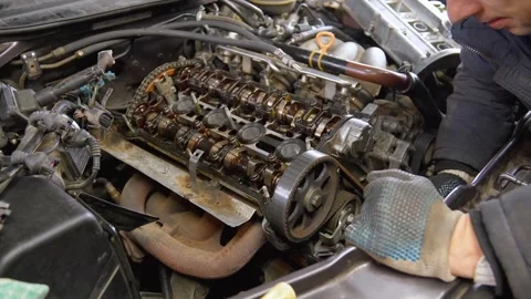 Mechanic tightening valves during engine repair Vidéo 297463958