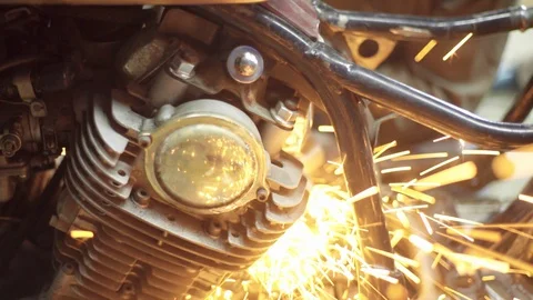 Mechanic use angle grinder machine on motorcycle metal frame Vídeos de archivo 128920634