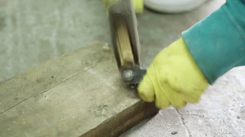 Mechanic use hammer to fix universal joint Vídeos de archivo 128921649