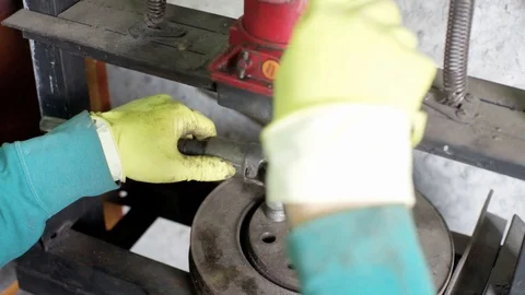 Mechanic use hydraulic press during process of fixing ball bearings joint Vídeos de archivo 128921139