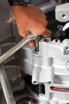 Mechanic using breaker bar in workshop. 库存照片