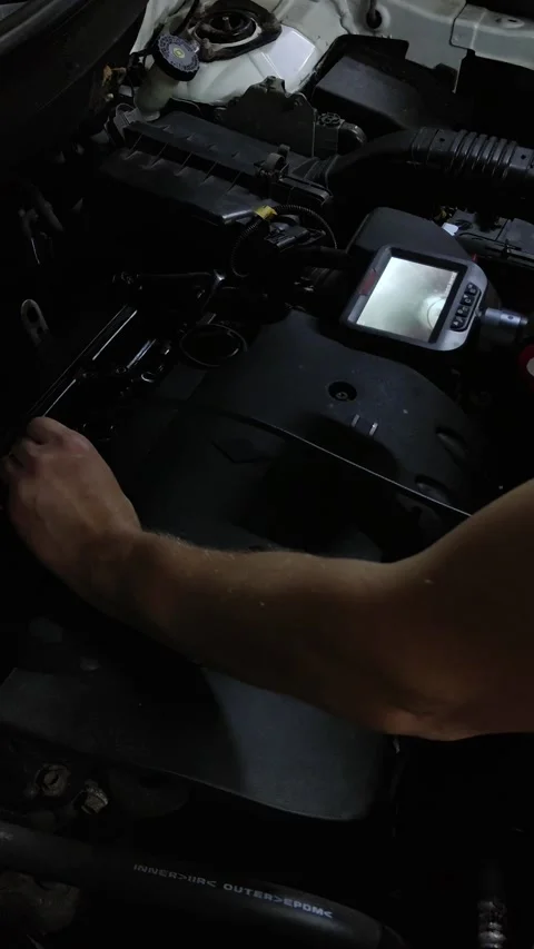 Mechanic using diagnostic tool on car engine during repair Vídeo Stock 347084859
