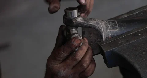 Mechanic using the hammer to replace the universal cross joint of a cardan 스톡 동영상 103373340