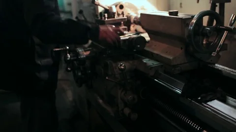 Mechanic using industrial lathe machine Vidéo 70566820