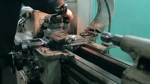 Mechanic using industrial lathe machine Video stock 70567119