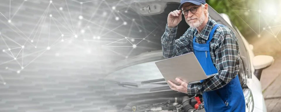Mechanic using laptop for checking car engine; panoramic banner 스톡 사진