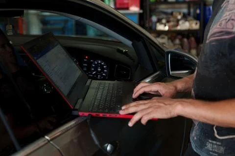 A mechanic using a laptop to perform car computer diagnostics. Foto stock