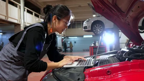 Mechanic using laptop while repairing car Stock Footage 300435551