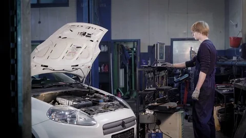 Mechanic is using modern technologies in the workshop Stock Footage 84280770