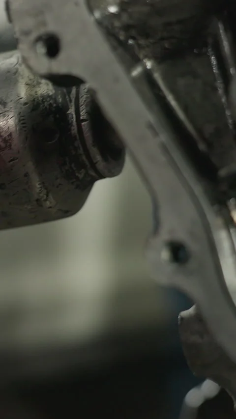 Mechanic Using Pneumatic Tool on Engine Block in Industrial Workshop Video stock 318221703