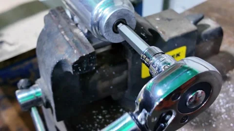 Mechanic Using Precision ratchet wrench Calibrating Torque, work on mechanical 库存影片 320924273